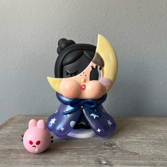 POPMART CRYBABY Crying to the Moon - Half Moon Figurine - Picture 3 of 5